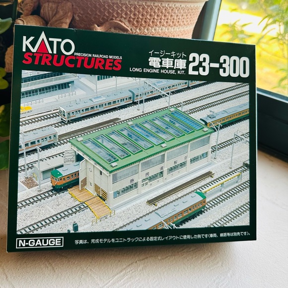 Kato 23-300 N Scale Long Engine House model railroad building kit - Picture 3 of 10